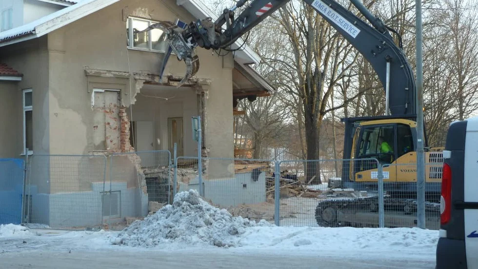Majorsvillan rivs. På torsdagen satte grävmaskinen igång att riva Majorsvillan i centrala Finspång, där ett åttavåningshus nu ska byggas av Vallonbygden.