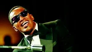 Jamie Foxx är en av de stora Oscarsfavoriterna för sin insats i Ray, en konventionell film om en ovanlig man.