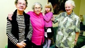 Foto:  ANDERS STEINER  Vi stortrivs i Johannesdal. Det säger veteranhyresgästerna Ulla-Stina Persson, Maj-Britt Gustavsson, med barnbarnet Hillevi, samt Carin Johanson, längst till höger. Alla tre har bott i Bostadsbolagets lägenheter i minst 50 år.