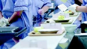 Foto: ANDERS LILJEGREN Före årsskiftet kan landstingets produktionskök på Norra sjukhuset ha övergått i kommunens drift och kanske också i en ny byggnad och ett nytt bolag.