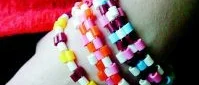 Flätade armband med plastpärlor