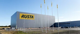 Gigantiskt lager invigt under pompa och ståt