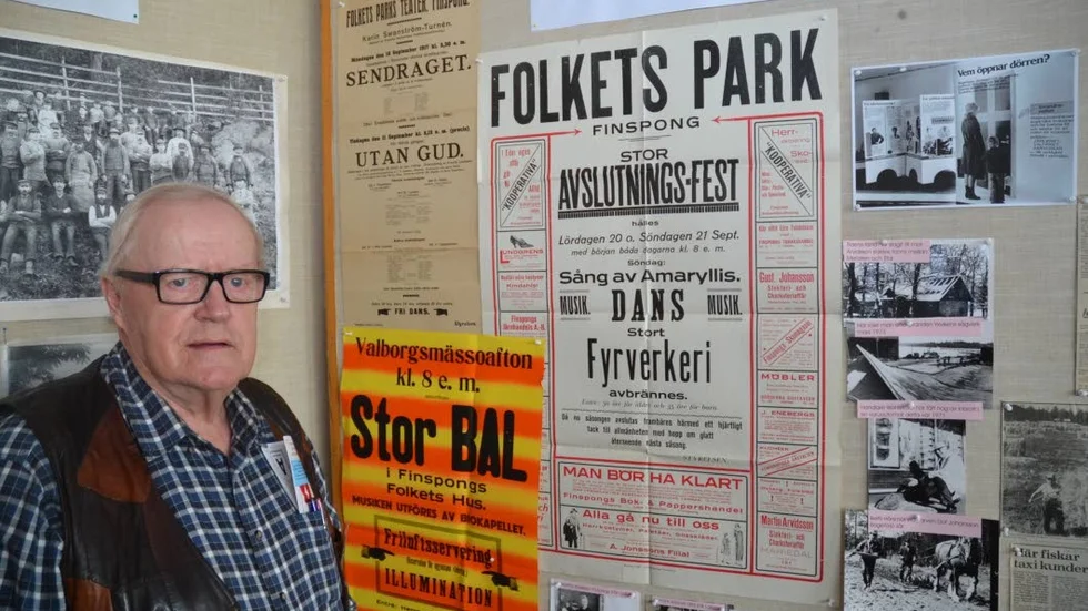  Lars-Erik Palmqvist var ordförande i Finspångs Föreningsarkiv och visar här upp affischer från Folkets park och Folkets hus under Arkivens dag för några år sedan.