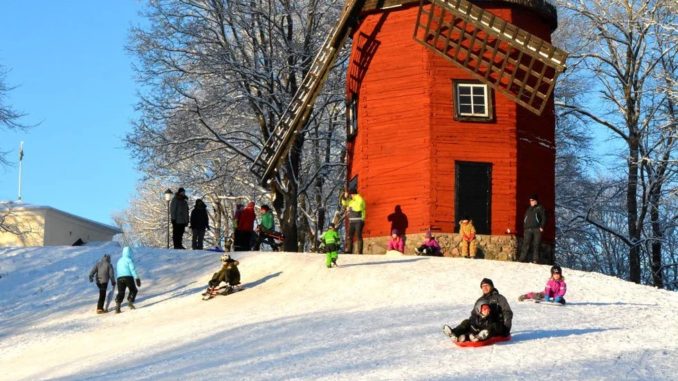 Kälkdags. Vintern kom till slut och många trotsade kylan för att utnyttja snön.