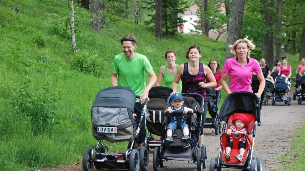 Fartfyllt. Ett tiotal småbarnsföräldrar trampade iväg för ett barnvagnsanpassat träningspass i Vibjörnsparken.
