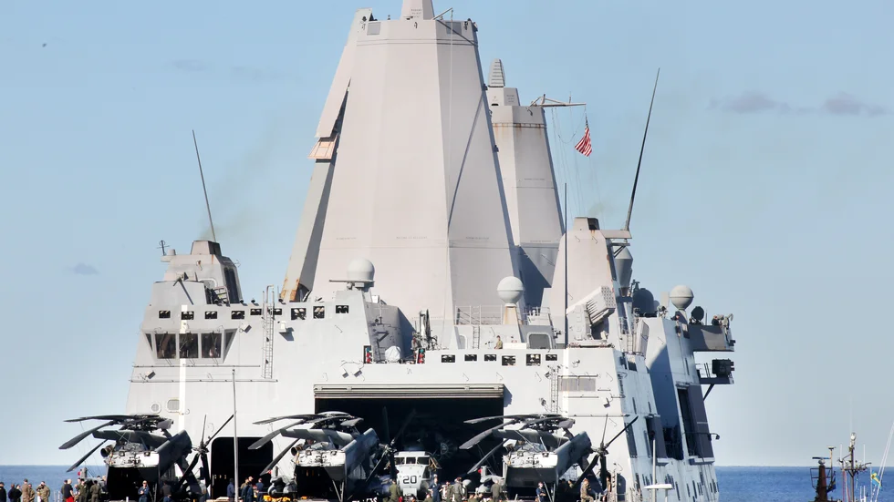 Delar av USS Arlingtons besättning följde angöringen från akterdäck där fartyget har sina helikoptrar. Fartyget är längre än de största Gotlandsfärjorna och ligger vid kryssningskajen fram till onsdag.