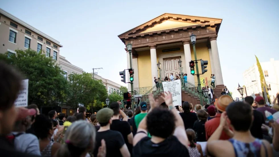 SORG. Efter attentatet i Charleston sörjer människor runt hela världen, och undrar hur terrorismen ska kunna bekämpas. (FOTO: Stephen B. Morton)