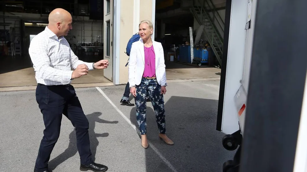 Miljövänlig. Erik Alfredsson visar infrastrukturminister Anna Johansson (S) en bil som har byggts om i samarbete med Linköpings universitet för att vara maximalt miljövänlig.