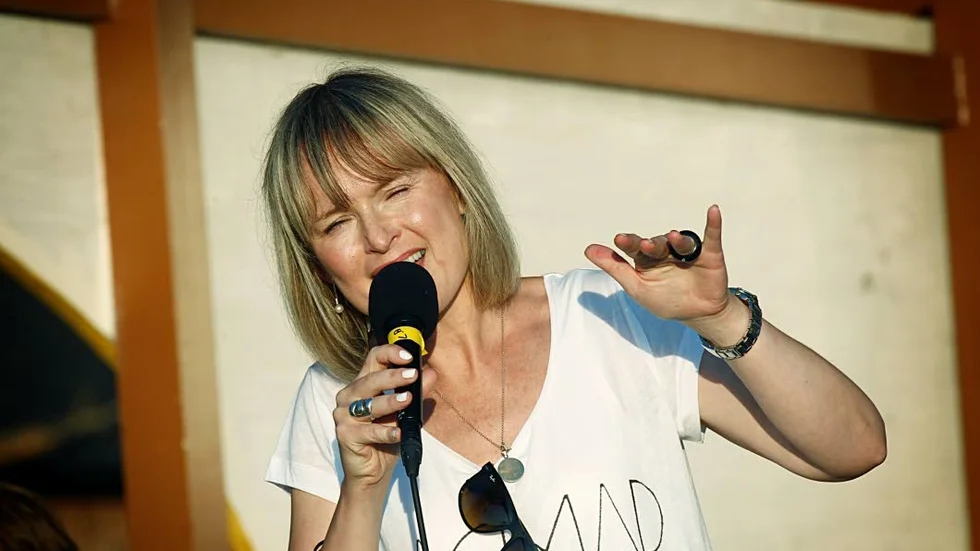 Till Hällestad. På söndag kommer sångeskan Cajsa-Stina Åkerström till Finspång och Hällestads kyrka, för en konsert.