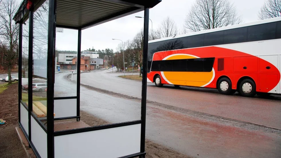 Äntligen på plats. Nu står de två, av många efterlängtade väderskydden på plats på Finnvedsvägen.