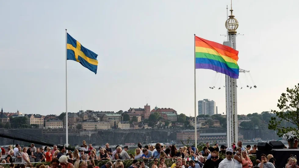 Prideflagga. Pridefestivalen i Stockholm börjar i dag men hyllades redan igår kväll på allsången på Skansen.