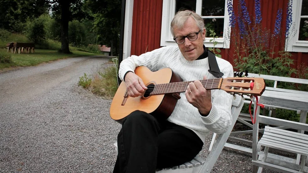 Även speleman. Nu när prästen Göran Bjarnegård går i pension, får han mer tid över för sin hobby, nämligen sång och musik.
