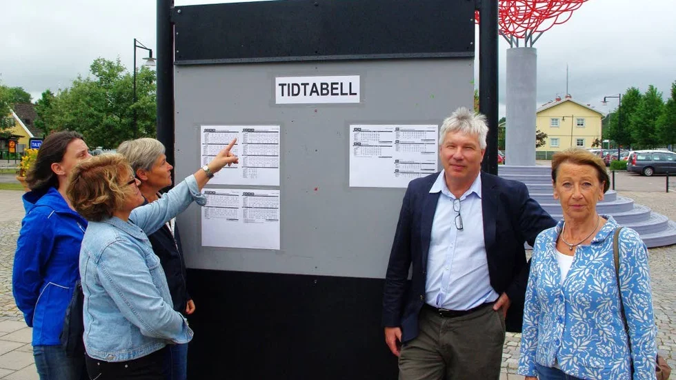 Protest. Malin Amnér, turismstrateg; Ann-Louise Kroon, Stadskärnan; Kristina Hagernäs, Infokontoret samt Magnus Berge (C), kommunalråd och Barbro Mellqvist, näringslivssamordnare vid de tidtabeller man egenmäktigt satt upp.