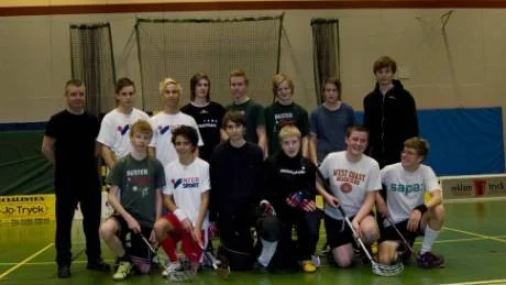 Gänget i Finspångs VIB som vann både P15- och P16-serien i östgötainnebandyn. Stående från vänster. Sonny Gustafsson (lagledare), Andreas Landberg, Marcus Sjöberg, Marcus Persson, Axel Pettersson, Christoffer Myrén, Tom Kagevik och Mathias Karlsson (tränare). Främre raden från vänster: Tobias Krsipinsson, Andreas Gustafsson, Christoffer Karlsson, Kevin Haeffler, EmilMagnusson och Christian Gabrielsson. Saknas på bilden gör Rickard Andersson, Oskar Hjalmarsson och Max Skatka.Foto: Fredrik Sundqvist