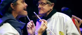 Årets Uffe Holmertz-revy saknar några äss i ärmen