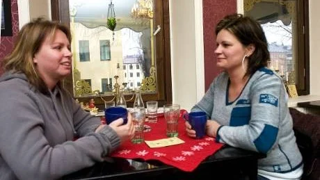 Jenny Liljeberg och Regina Tiainen klarar av sin ekonomi med hjälp av äkta män. Foto: Anita Kjellberg
