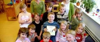 Adam, 8, vann en bok