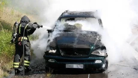 Två personer befann sig i bilen när den började brinna.