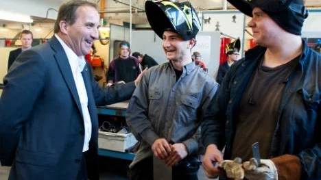Stefan Löfven i glatt samspråk med eleverna Salam Barrsoum och Johan Sund.