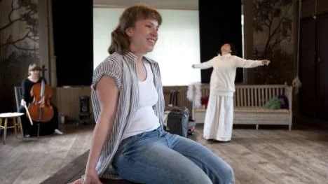Vinterkappor och nattviol är en teater som uttrycker längtan efter systerskap. I en av de fyra kvinnorollerna syns Ann-Sofie Engström som ger karaktär åt sin självständighet.