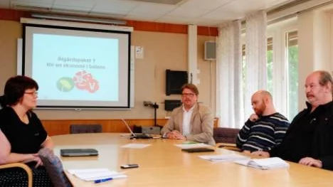 I går presenterade ledande majoritetspolitiker i kommunen de första åtgärderna för att få ekonomin i balans. Ulrika Jeansson (S), Anders Härnbro (S), Herman Vinterhjärta (MP) samt Conny Lindgren (V).