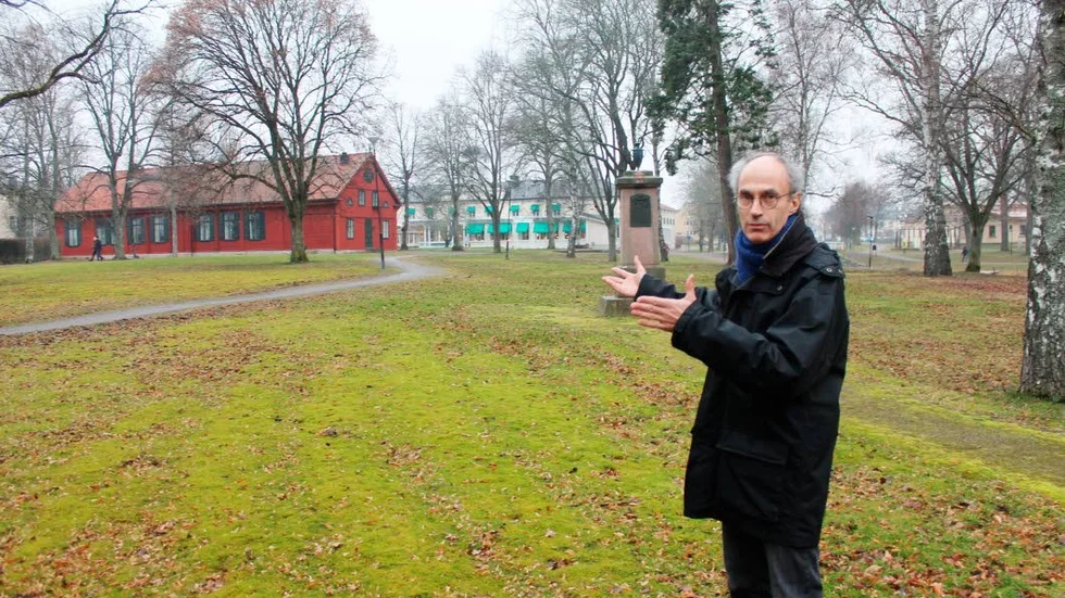 - Tråkigt att de kommersiella intressena tar över kulturintresset här i Brunnsparken, säger Matts Erikson, en av de närboende som i flera år protesterat mot planerna på bostadsbyggandet i parken.