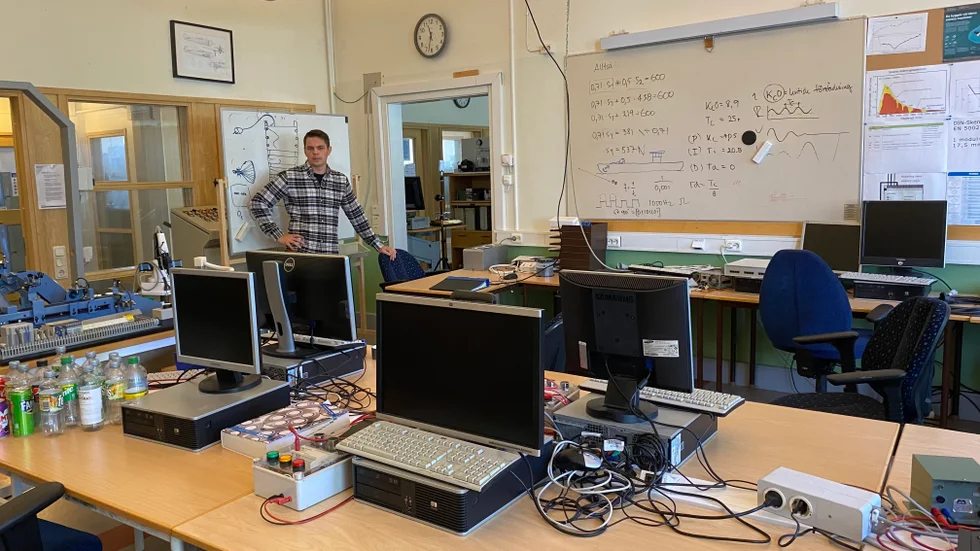 Anders Wallgren är yrkeslärare på elprogrammet på Bildningscentrum Facetten. Stor del av utbildningen bedrivs i automationssalen där de främst bygger automatiserade system.