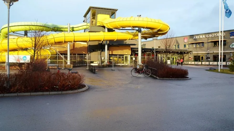 Badanläggningen i Finspång är så populär att det på loven uppstår kö för att få komma in.