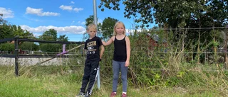 Problem med skolskjutsarna –sjuåringarna Eira och Vilhelm: "Ibland kommer inte bussen" • Bolaget: "Missat en gång – sen tre gånger"