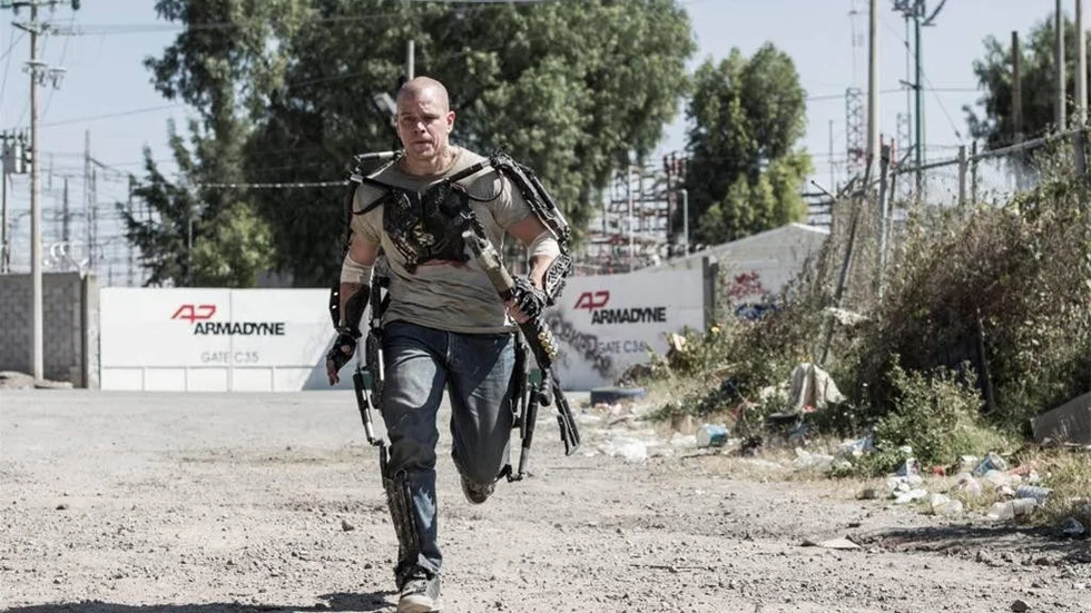 Matt Damon spelar Max, som jobbar med att bygga övervakningsrobotar. Hans liv ställs på ända efter en arbetsplatsolycka.
Foto: United International Pictures