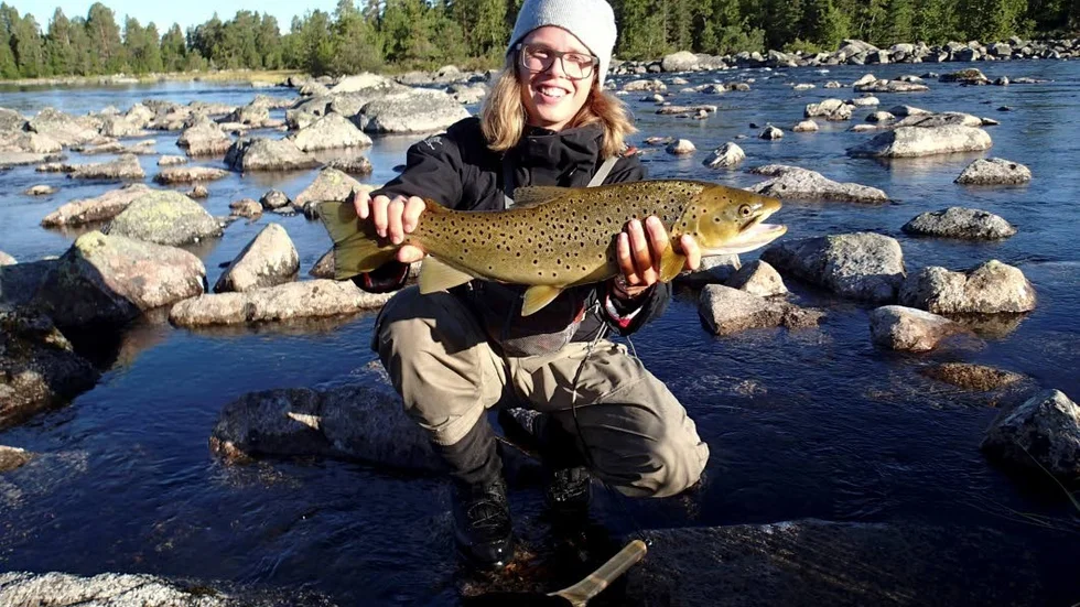 En glad lax har dragit upp en frisk lax. Piteälven har inte drabbats av den fiskdöd som drabbat Torneälven.