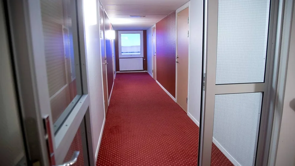 Med hjälp av mannens egen mobiltelefon lyckades polisen spåra honom till ett hotellrum på Pite havsbad där han påträffades död.