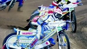 Tony Rickardsson lockar storpublik. Men speedwayen har fortfarande en bit kvar till idrottens toppar, fotboll och hockey. 
FOTO: SCANPIX