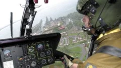 För den som vill bli helikopterpilot är värnplikt och utbildning till officer enda vägen. Den är lång och svår med många tester både psykiskt och fysiskt. Björn Johnson har alltid varit intresserad av att flyga och han har hittills aldrig ångrat sig. "Nej, jag har inte tröttnat än och kommer nog inte göra det. Om jag fick skulle jag flyga hela dagarna."
FOTO: JANNE FORSBY