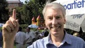  Wow! sa landstingspolitikern Gunnar Asserhed från folkpartiet när han hörde senaste opinionssiffran för det egna partiet: 7,9. Folkpartiet som förut varit nära att åka ur riksdagen har vunnit röster på att partiledare Leijonborg tagit debatt om integrationspolitiken och föreslagit språktest vid medborgarskap.
FOTO: JANNE FORSBY