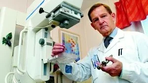 Jan Christer Månsson har utformat ett laserkors som möjliggör riktade punktioner mot väldigt små cellförändringar i samband med mammografi. Med hjälp av två laserspalter skapas ett kors på huden över förändringen. Där sticker man. När han nu tvingas sluta sin tjänst på Laboratoriet för klinisk patologi och cytologi, tänker han ägna sig åt forskning.
FOTO: JANNE FORSBY