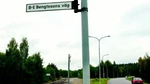 "B-E Bengtssons väg" står det snyggt och prydligt på den här skylten i Lindö. Det är "bara" det att skylten, hur äkta den än ser ut, är falsk och ett utslag av humor från någon som döpt om den omstridda cykelvägen från Lindö till Norrköpings hamn med hamndirektör Bengt-Erik Bengtssons namn.