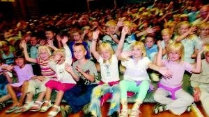 Igår firade Vilbergsskolan sitt 30-årsjubileum och bland annat bjöds eleverna på underhållning av gruppen Tjingeling som här fått eleverna rejält med på noterna i sin show.