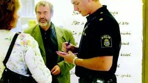 "Jag såg gärningsmannen fly från biblioteket med offret strax efter sig", berättar vittnet Ingvar Almrot för en av poliserna. 
FOTO: JANNE FORSBY