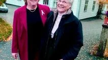 Rosita Filipsson (t v) och Gun-Britt Klevesand framför Folkets Hus i Åby där s-föreningen håller till.