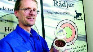 Mats Ericsson från Halmstad påstår att hans medel skrämmer bort skadedjur. Men på Sveriges lantbruksuniversitet tror man inte på skrämselmedlets effekt.
FOTO: JANNE FORSBY