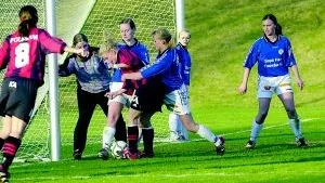 Här blir det inte mål för Brommapojkarna mot Lotorps IF, men det var nära att Josefin Wejner petat in bollen i den röriga situationen. Anna Andersson och Johanna Brunlöf attackerar henne och hjälper målvakten Magdalena Broman. Till höger Pernilla Andersson och till vänster BP:s Therese Bosta. 
FOTO: CHRISTINE LINDSTRÖM