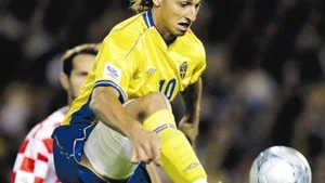 Zlatan Ibrahimovic gjorde Sveriges 1-0-mål på England i landskampen på ett fullspikat Ullevi. Det var i den andra han vickade in en passning från Kim Källström.
FOTO: SCANPIX