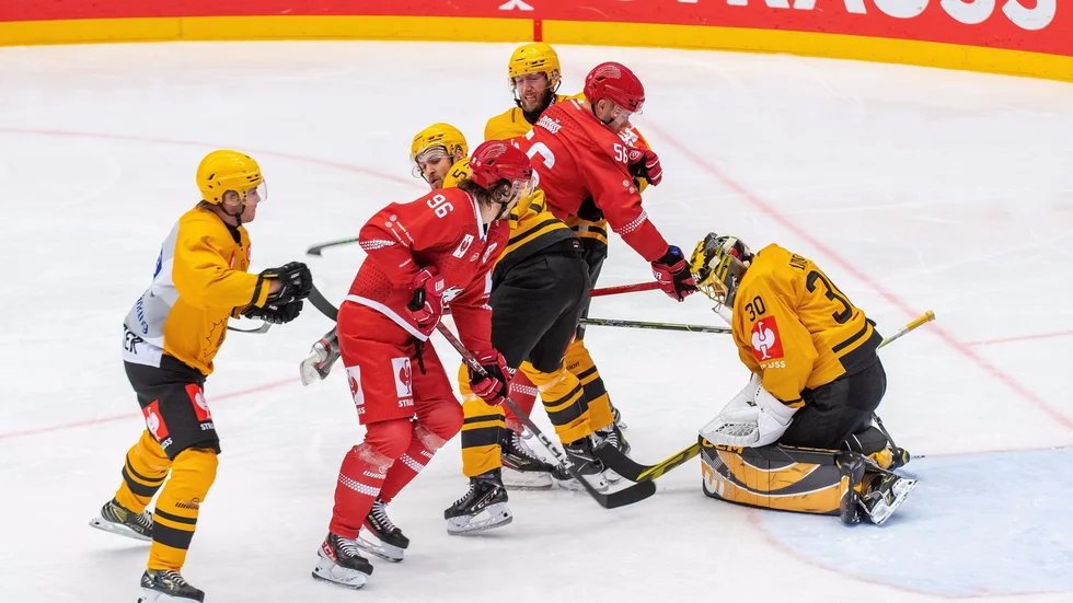 Det var många tuffa närkamper och mål i massor när Trinec och Skellefteå AIK drabbade samman i Tjeckien på fredagskvällen.