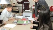 Två lärare i varje klass var en radikal förändring på högstadiet. Här syns Karin Fall och Robert Schaller i "sin" nia.
FOTO: JANNE FORSBY