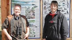 Gebbe Björkman har målat och Lars Gezelius hållit i trådarna för projektet med de nya skärgårdstavlorna.
FOTO: ARNE LINDH