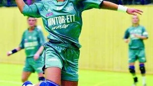 Ett av tre mål. Angelica Ringdahl "lossar bössan" mot Härnösand. Men när matchen var över stod NKIK med ännu en tung förlust. 
FOTO: ROBERT SVENSSON