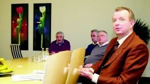 Hyresbostäders VD Gunnar Boquist, till höger och de fackliga representanterna, från vänster, Bert-Ottar Blom, Thomas Andersson och Håkan Hartzelius är överens om att något måste göra angående Hyresbostäders dåliga ekonomi. - Vi är överens om allt, utom själva turordningen för de kommande uppsägningarna, säger Gunnar Boquist.
FOTO: ROBERT SVENSSON