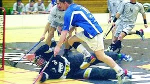 IBF Norrköping fick en kanonstart på året när man besegrade serietvåan Varberg med 7-4 i Mässhallen. Fredrik "Tuppen" Johansson gjorde bl a det viktiga 6-4-målet och låg även bakom ytterligare ett mål, Robert Jonssons 1-0.
FOTO: JANNE FORSBY