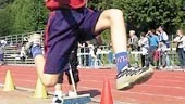 7årige Filip Stensson har hoppat 2,90 meter som längst. Här flyger han fram under Tiwaz Open på Borgsmo IP.
FOTO: ANDREAS SKOGH